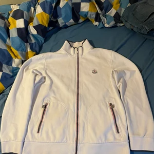 Moncler Cardigan - Säljer moncler Cardigan slutsåld överallt bin 1700 bud 1500kr storlek L fits S-M trade är intressant 