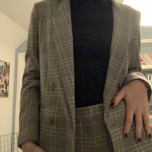 Blazer  - Snyggt set från hm, använt en gång. Byxorna är ganska korta på mig som är 170 men kavajen är i rätt storlek. Kavajen 130kr, byxorna 70kr. Frakt tillkommer 