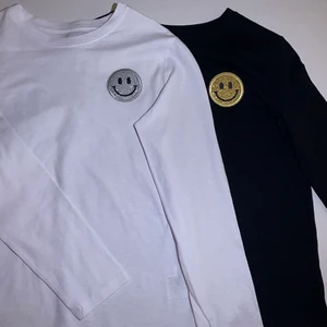 😃SMILEY LONGSLEEVE  - 😃SMILEY LONGSLEEVE i svart/vitt!                                 Finns just nu i storlekarna XS, S, M.                                   PRIS: 129:- + 49:- frakt. Tröjorna är 25% återanvänt bomull♻️!