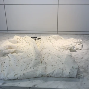Blus - Det här är en jätte fin vit blommig blus/topp den är nästan helt ny 💕