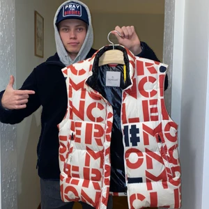  Monclizzy dun-jacka väst   - Köptes på Birger Jarlsgatan 2019. Nypris 20 