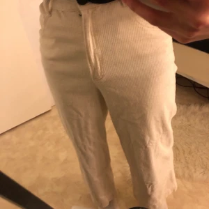 Manchesterbyxor  - Vida Krämvita manchesterbyxor, använda ett fåtal gånger, lite kortare i benen