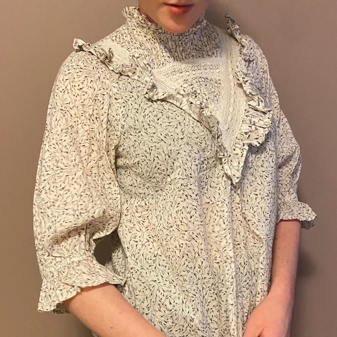 Blommig skjorta med volanger - 90