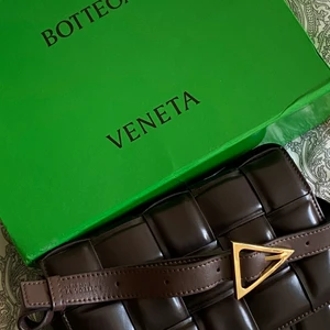 Bottega Veneta - Säljer nu min älskade Bottega Veneta väska då jag ej använder de …. Men så himla fin och box och dustbag medföljer! Pris tar vi i privat chatt:)