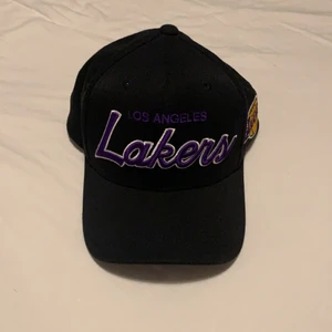 Lakers keps  - En lakers keps i extremt bra skick storleken går att ändra så den passar alla, extremt snygg men har tyvärr inte använt den mycket alls skick 9.5/10 nypris runt 500 säljer 250