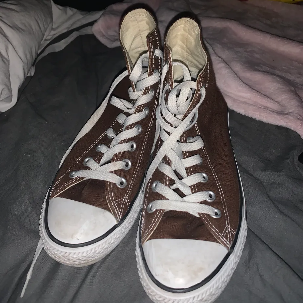 Första bilden är lånad!!!! Ett per bruna Converse i storlek 40. Jag tyckte de kändes för smala längst fram. Lite smutsiga då de är använda men inga defekter annars.. Skor.