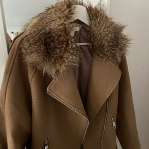 Jacka med pälskrage - Säljer nu min jacka med pälskrage… så himla snygg och älskar ”päls” kragen. 