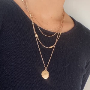 Smycke halsband guld - 🌟Säljer detta smycke i guld färg. Köpt för längesen runt 250 kr men aldrig använt. Jättefint med eftersom det har många lager. 🌟 (ursäkta alla ludd o detaljer från min tröja haha)