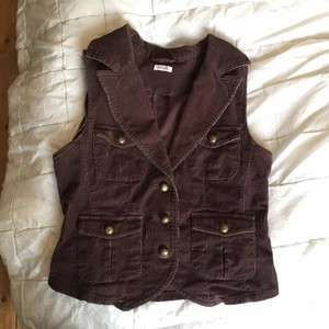 Brun väst  - Fin brun väst, bra skick! Använt en gång av mig och är köpt secondhand. Om man vill vara pirat på halloween är den kanske passande 💁‍♀️