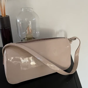 väska - fin beige/nudefärgad glansig väska som inte längre kommer till användning