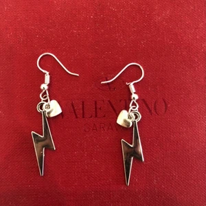 Örhängen  - Supercoola örhängen med blixtar och hjärtan! Självklart oanvända. 75kr (frakten är inkluderad i priset) Hör av er vid intresse eller funderingar!💓💓❤️