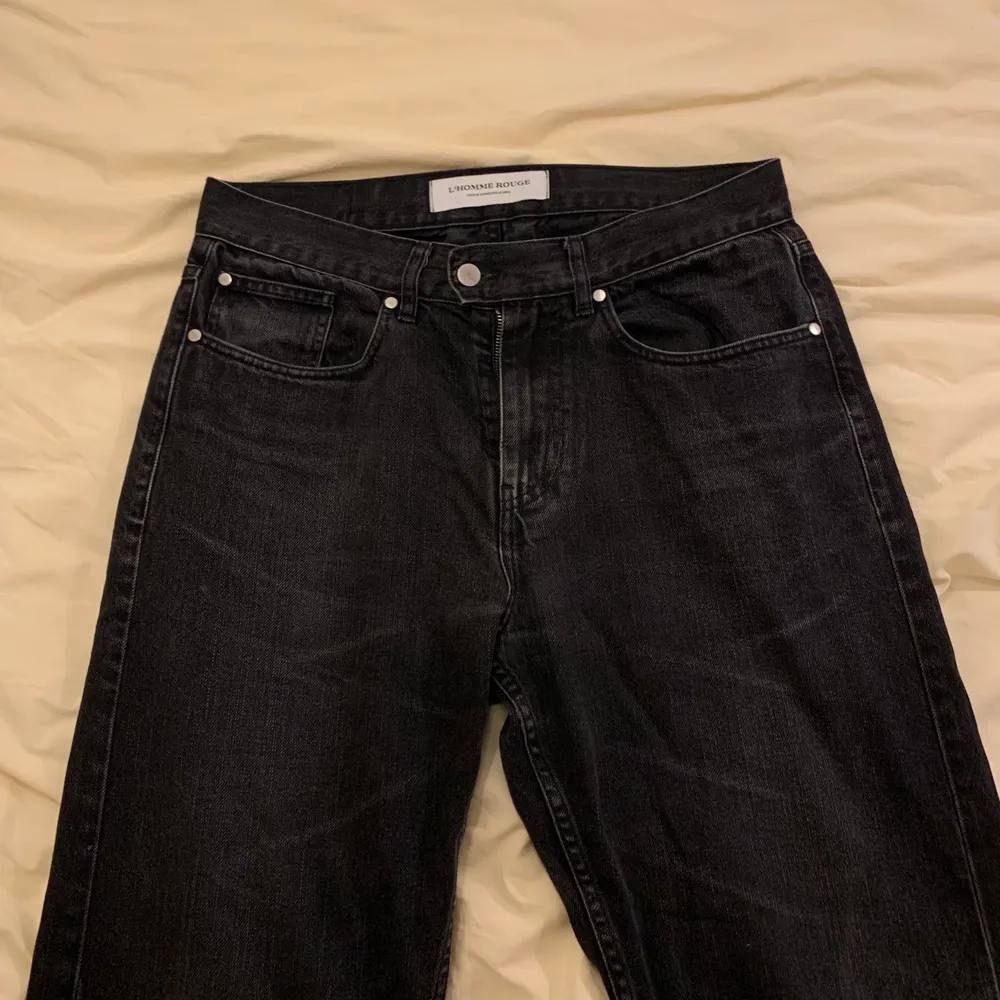 Jeans från L’homme Rouge i modellen Flow, går inte att köpa längre. Nypris 1500. Storlek 32 i både midja och längd.. Jeans & Byxor.
