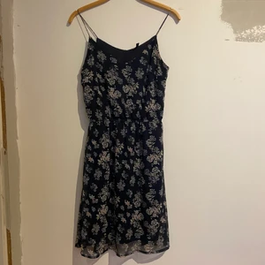 Klänning  - Säljer denna fina sommarklänning i storlek S☺️ Köparen står för frakten🚚