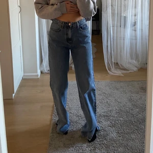 Raka långa jeans  - Helt oanvända med lappen kvar i storlek 12 (ungefär storlek 40) perfekt till någon lite längre!! Ordinarie pris 400 kr