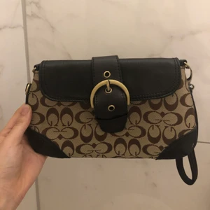 Couch inspirerad brun pouch  - Jätte söt mini pouch som är couch  inspirerad. Den är ganska använd då den kommer från min mamma under  2000s. Men passar bra till y2k stilen samt andra stilar! Har lite defekter så skicka privat för fler bilder! 