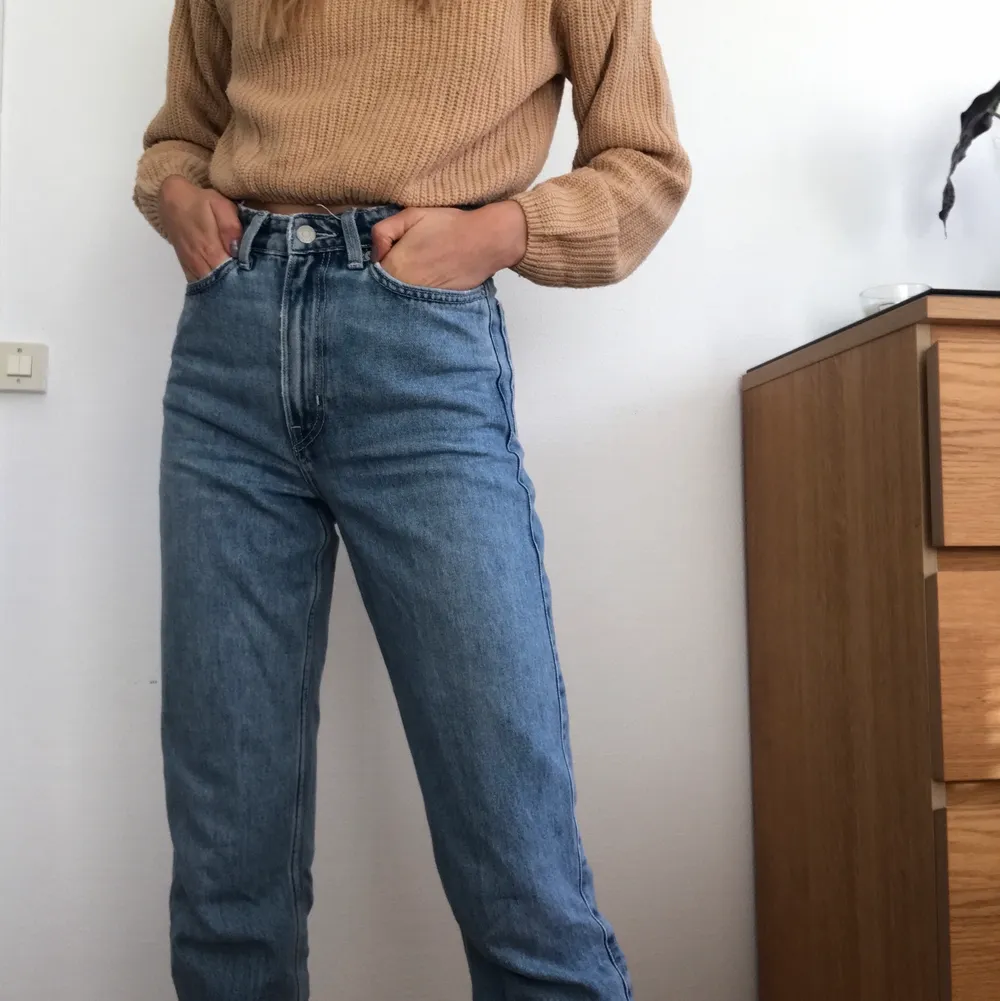 Jeans från Weekday, modellen ”Row”. Stl W25. Passar mej som är 170 cm lång och har W24/W25 i jeans. Skriv vid frågor.. Jeans & Byxor.