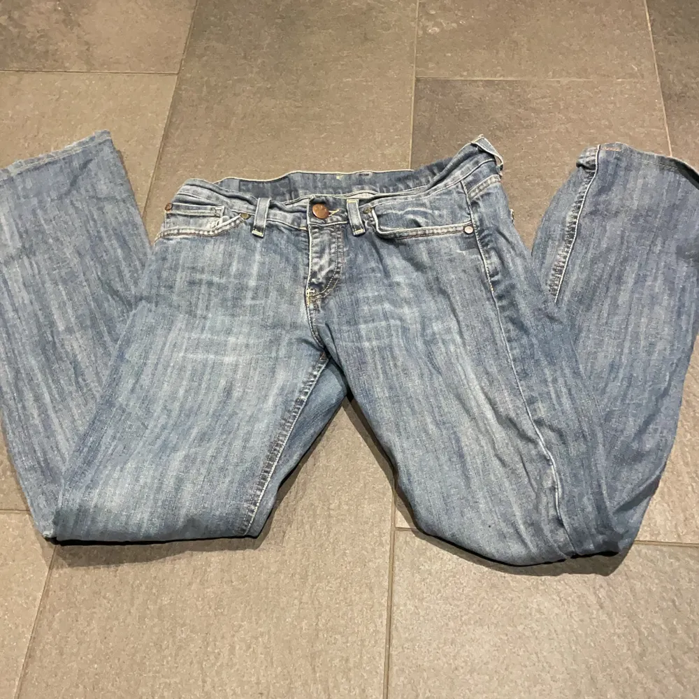 Säljer mina älskade crocker jeans, säljer då de är lite stora i midjan!💕 Lite randiga i tvätten. Modell: 329 50s FLIP FLOP JEANS WASH. Jeans & Byxor.