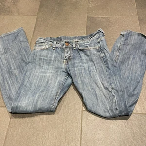 Crocker jeans - Säljer mina älskade crocker jeans, säljer då de är lite stora i midjan!💕 Lite randiga i tvätten. Modell: 329 50s FLIP FLOP JEANS WASH