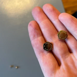 örhängen  - örhängen från marc jakobs, i guld