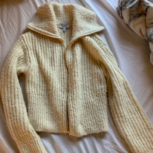 &other stories kofta  - Jättejättesnygg kofta ifrån &otherstories🥰🥰 Skriv privat om du är intresserad💕 Nypris är 850kr🤍