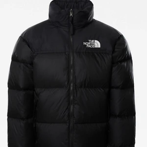 NORTH FACE JACKA - Säljer min north face jacka, som är använd en halv vinter!⚡️⚡️ köpte den för 3099kr, är som ny och inga slitningar någonstans!!💕💕 Det är storlek S herr och sitter overzised på mig som har xs/sm. Pris kan diskuteras vid snabb affär!!☺️☺️💕💕