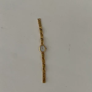 Klocka - Köpte i en vintage butik, behövs bara byta batteri. Annars funkar den! 💛