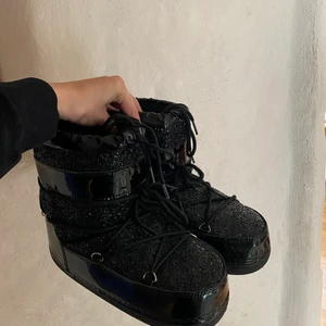 Ella Cruz boots💓💓 - Hej! Jag ska nu sälja min fina Ella Cruz boots som bara är använda ett fåtal gånger. Skorna är i nyskick men finns en defekt på snöret som ni ser på sista bilden! Hör av er vid intresse💓 Priset kan diskuteras!