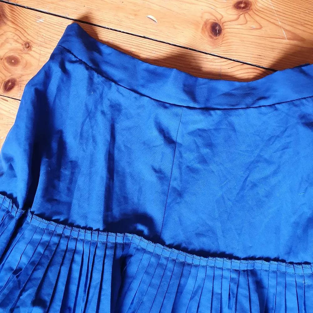 såå fin å unik kjol från 70talet! vackra volanger, bomull/polyester-blandning🌻 . Kjolar.