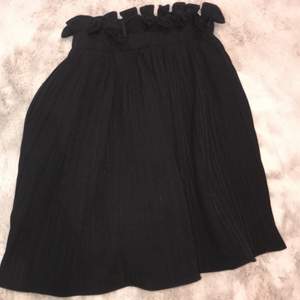 Superfin kjol både till hösten och sommaren i storlek 34. Den passar dock 36 också då midjan är strech. 
