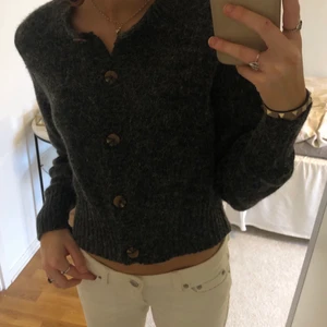 Monki kofta  - Oanvänd kofta från Monki :) Väldigt najs material :)  