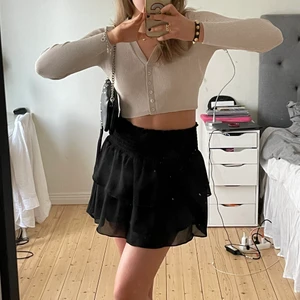 Croppad topp med knappar - Säljer denna fina croppade toppen med knappar från Zara❤️‍🔥 säljer då den sitter lite litet på mig, då denna är i storlek s och jag är vanligtvis en m💕 superbra skick, passar till allt☺️ Nypris: 260kr! Köparen står för frakt