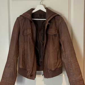 Snygg vintage jacka!! - Säljer nu denna supersnygga vintage jackan!!! Storlek 42 men jag är en 38/40 och den sitter supersnygg på! 