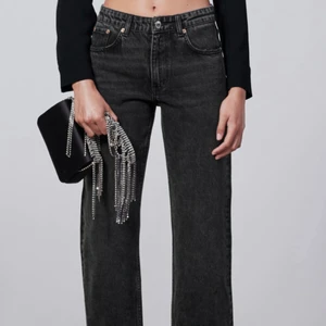 Zara mid rise/waist  - Säljer min jeans ifrån Zara, strl 34 och passar mig perfekt i längden! Är runt 165cm lång! Dom är mid waist använda ca 3ggr ❤️ skriv privat för fler bilder. Säljer för 150kr + 79kr frakt! Nypris 399kr
