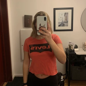 Röd/orange Levis t-shirt  - Snygg röd/orange levis t-shirt i strl S. Klippt nedtill. Köparen står för frakt. 