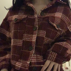 Matchande jacka och kjol  - Rutigt set med en kort jacka och kjol för alla clueless älskare. Säljer då kjolen är för stor för mig. Står L men är närmare en större M. Jackan 140kr, kjolen 70kr. Frakt tillkommer 