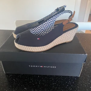 Tommy hilfigher - Super fina skor från Tommy hilfigher! Inprincip helt nya, bara använda ett fåtal gånger. Inköpta i butik för 900kr.