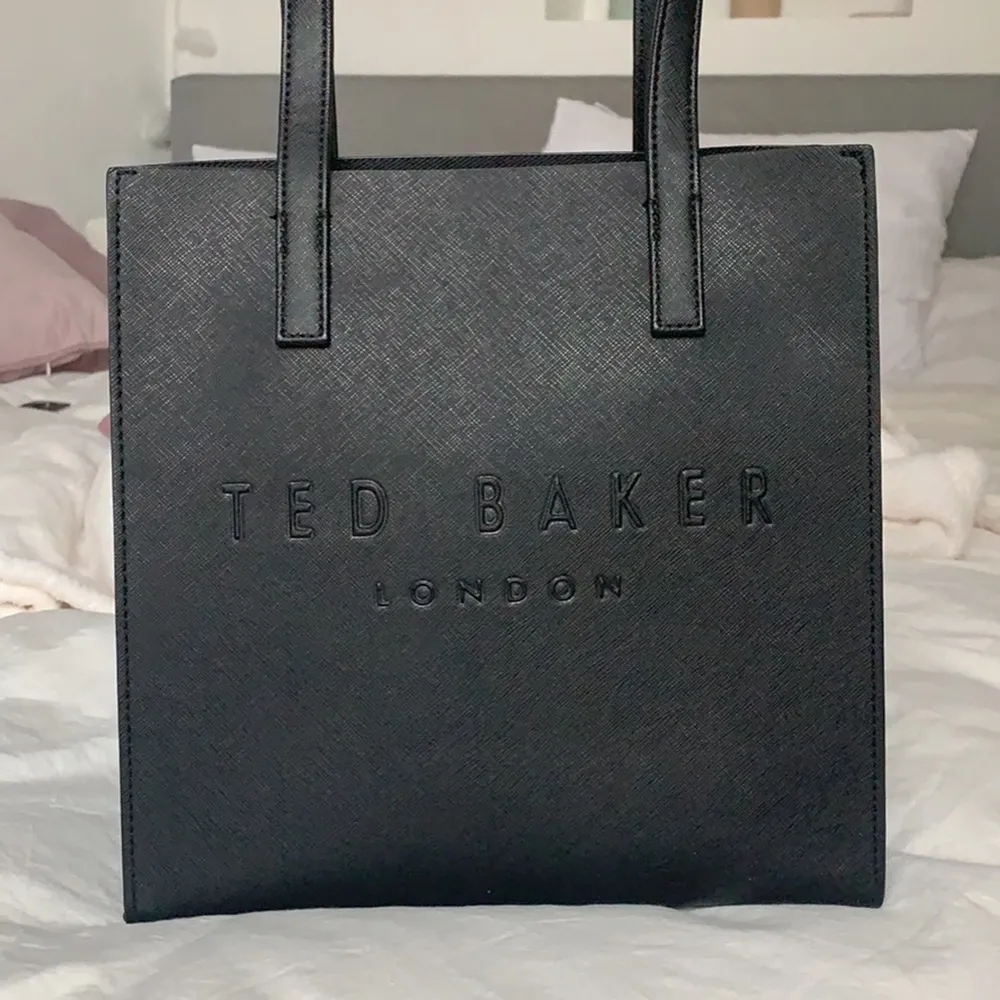Jättefin väska från Ted baker, köpt på zalando. Modellen heter seacon. . Väskor.