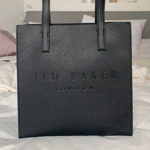 Jättefin väska från Ted baker, köpt på zalando. Modellen heter seacon. 