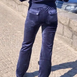 Marinblå juicy couture mjukisbyxor  - Marinblå mjukisbyxor från juicy couture i storlek medium. Mycket bra skick, köpta på sellpy! Så snygga men tyvärr för korta för mig som är 177.