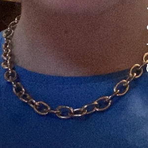 Kedja  - Ett litet halsband eller kedja som man vill kala det ! ❤️ köpte det i Paris för några år sedan eller Storbritannien minns inte helt men skitsnyggt! Kan snacka om priset 