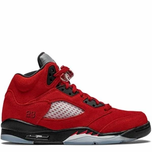 Jordan Raging Rulls Red  stl. 42,5 - Säljer dessa Air Jordan 5 Retro Raging Bulls Red 2021 i storlek 42,5 åt min lillebror då de blivit försmå för honom. Köpt via Nike SNKRS, använda 2 gånger🔥 frakten ligger på 99kr och är spårbar, då de väger mer än vanligt. Skrev privat för mer bilder😊