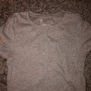 Tröja - Helt vanlig grå tröja, liten i storlek! Sällan använd men passar till allt. 