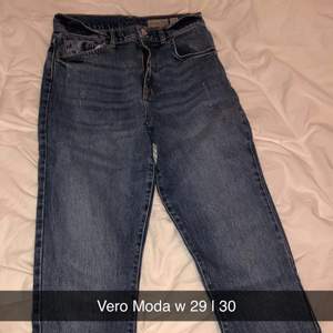 Säljer ett par till av dessa jeans ifrån Vero Moda då jag hade flertal par av dessa. Otroligt sköna jeans i en rakare modell.