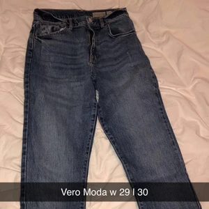 Jeans - Säljer ett par till av dessa jeans ifrån Vero Moda då jag hade flertal par av dessa. Otroligt sköna jeans i en rakare modell.