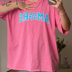 Rosa oversized tröja med tryck💘 - Säljer den här favoriten från Asos, köpt i somras💘 färgen är mer rosa än på bilden💘 det är en liten fläck vid halsöppningen men som inte syns!