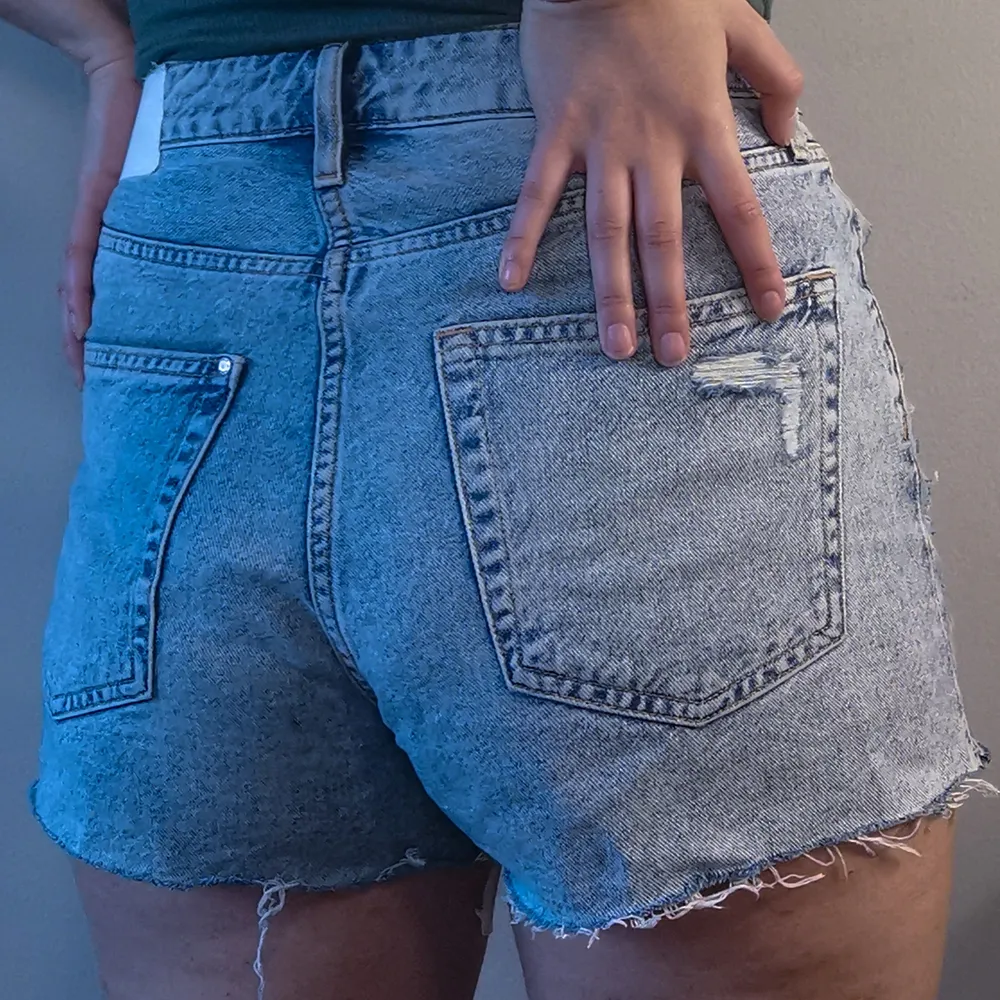 Skitsnygga rippade jeans shorts! Jag är obekväm med längden på dem så använder dem aldrig. Men annars är de i nyköpt skick! Orginialpris 400kr . Shorts.