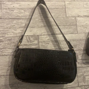 Väska - Säljer en sjukt snygg väska, den rymmer jätte bra. Dock är den lite sönder på sidan men det går att sy ihop❣️