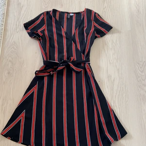 Söt klänning från H&M  - Mellan kort, randig klänning, perfekt till någon fest i höst eller sommar