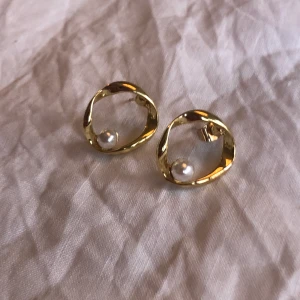 Pärlörhängen  - Fake pärlörhängen. Aldrig använda. Säljer pga att ja aldrig använderdom