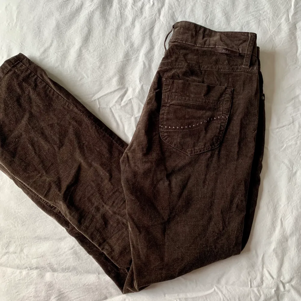 Fina bruna mac jeans i ett slags Manchester tyg. Är i storlek 36 och köpta på second hand + utsvängda vid foten🤎 dm för frågor/om du vill köpa <3 pris kan diskuteras. Jeans & Byxor.